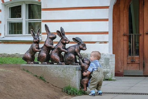 Помогаёт зайцу