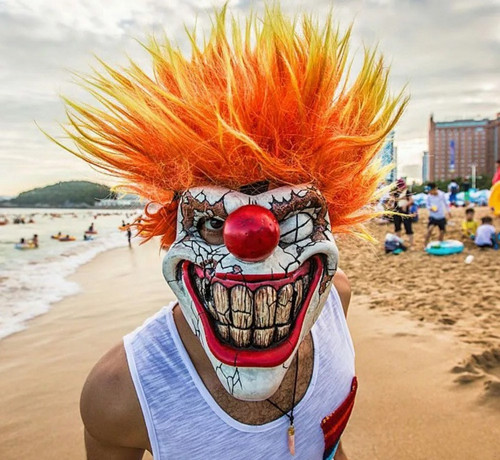 Клоун на пляже