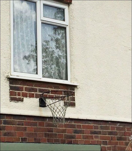 Баскетбольное кольцо под окном