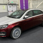 Lada Aura с двухцветным кузовом в стиле Maybach представили в Москве Lada Aura с двухцветным кузовом в стиле Maybach представили в Москве