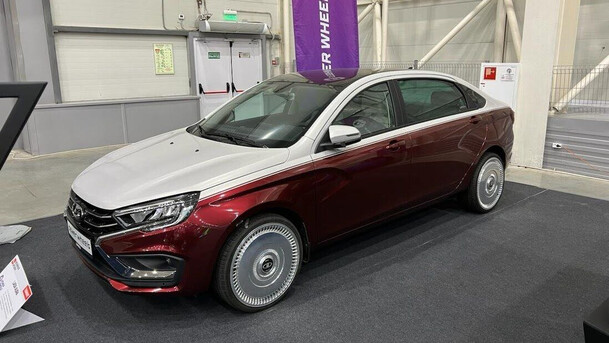 Lada Aura с двухцветным кузовом в стиле Maybach представили в Москве