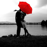Красный зонтик над влюблёнными