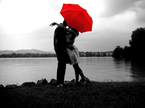 Красный зонтик над влюблёнными