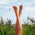 Женские ножки в траве