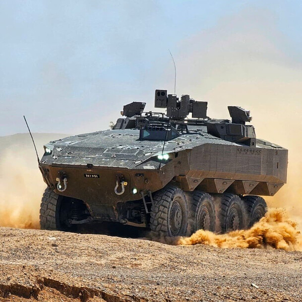 Строевой израильский колесный бронетранспортер Eitan с комплексом акти Строевой израильский колесный бронетранспортер Eitan с комплексом акти