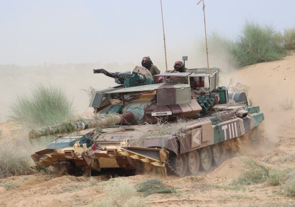 Индийские Т-90С Bhishma с легкими антидроновыми козырьками на башне Индийские Т-90С Bhishma с легкими антидроновыми козырьками на башне