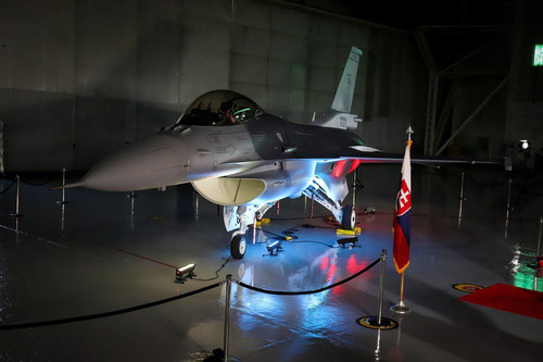 Изготовленный для Словакии истребитель F-16С Block 70 Viper