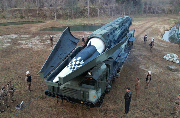 КНДР проводит испытания гиперзвукового оружия...