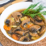 Лёгкий овощной суп с грибами и сельдереем