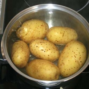 Картошка в кастрюле с водой
