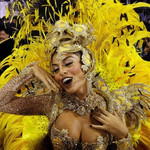 Знойная бразильянка на карнавале в Рио-де-Жанейро